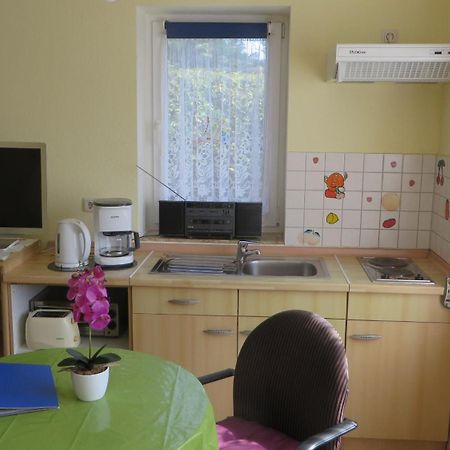 Marie's Tranquil Terrace Apartments: Lakeside Retreat with Parking Waren  Room photo