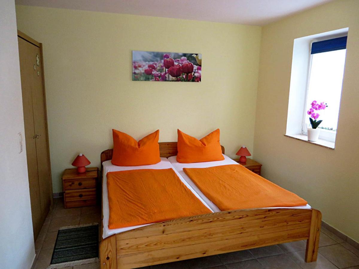 Marie's Tranquil Terrace Apartments: Lakeside Retreat with Parking Waren  Exterior photo