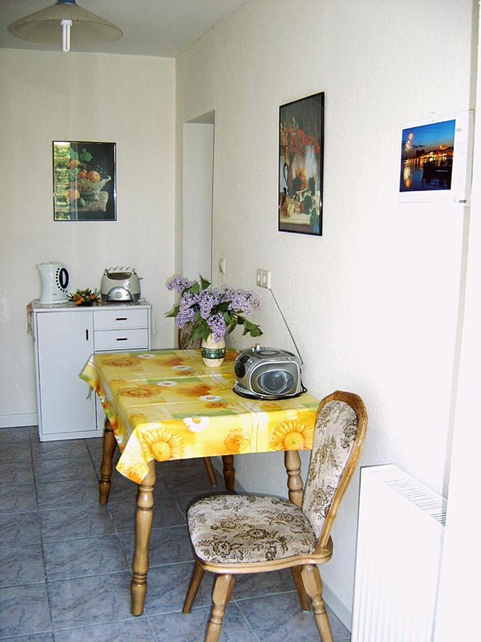Marie's Tranquil Terrace Apartments: Lakeside Retreat with Parking Waren  Exterior photo